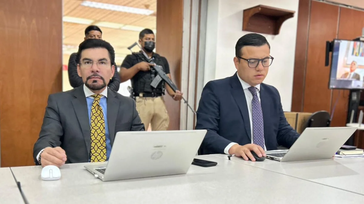 El fiscal general del Estado encargado, Carlos Alarcón (d), en audiencia del caso Sinohydro.