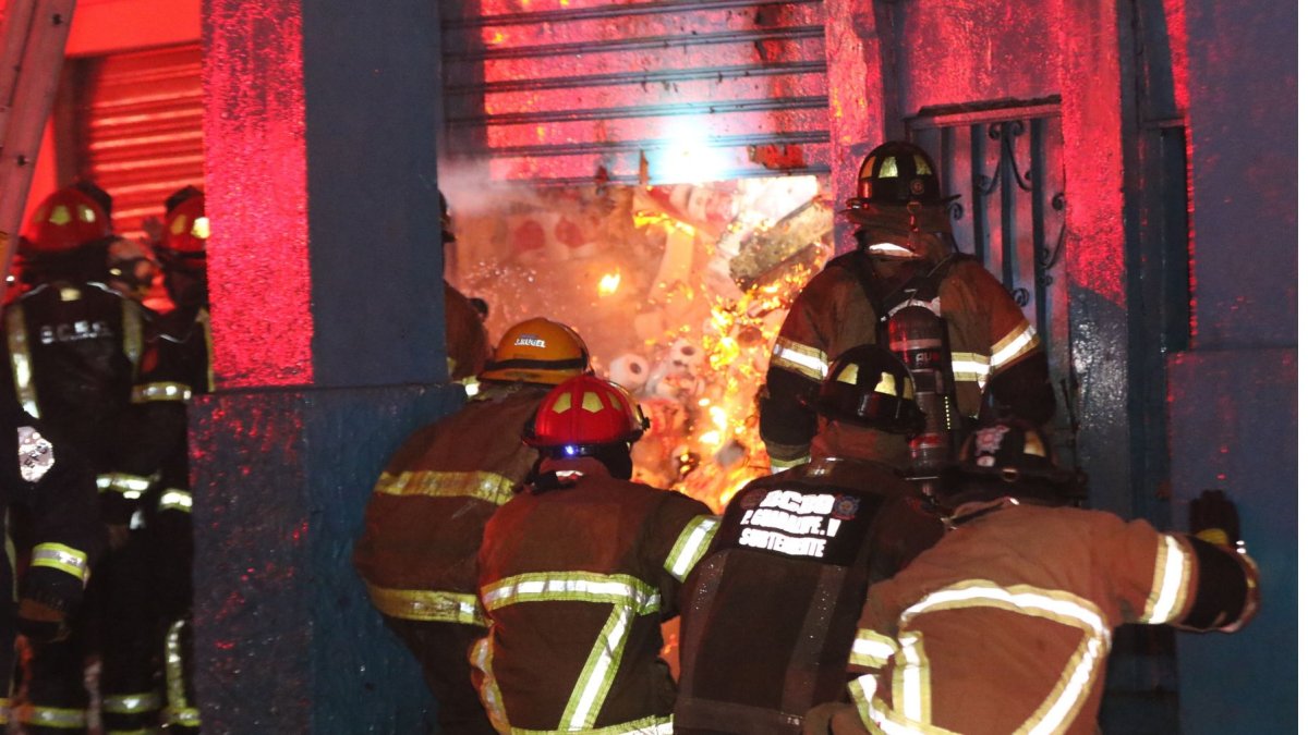 Bomberos trabajaron en combatir un incendio que se produjo el 27 de mayo de 2026 en una casa donde funcionaba una bodega clandestina con productos altamente combustibles.