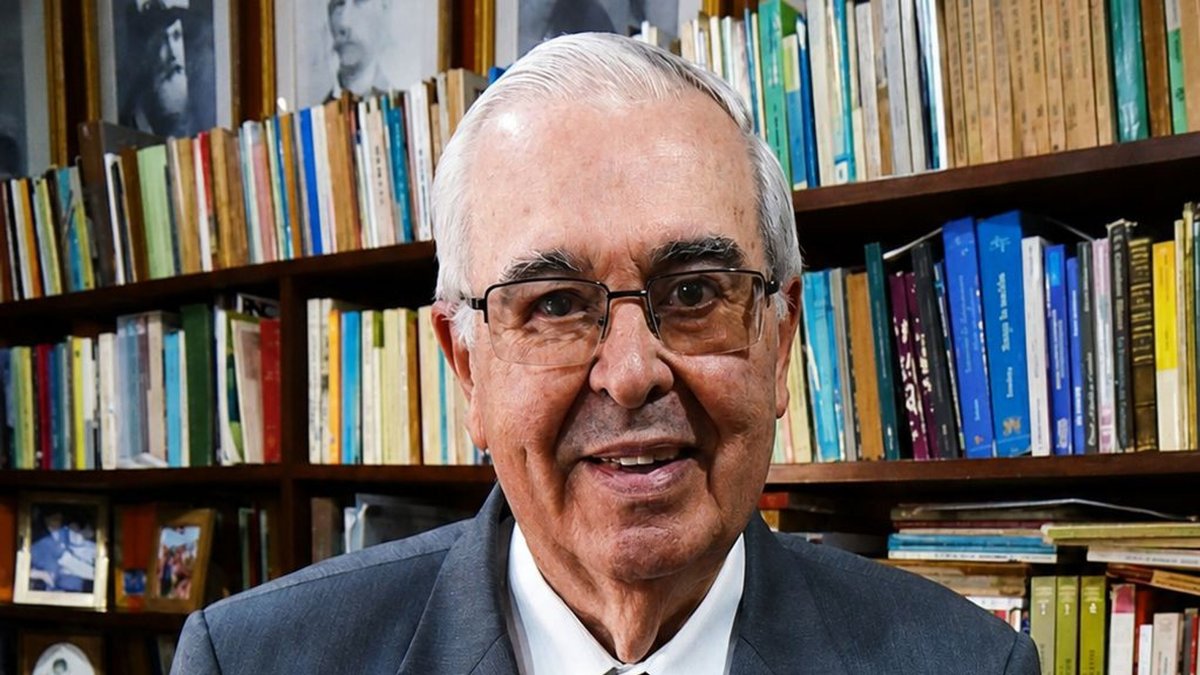 La obra de Pérez Pimental se publicó originalmente por volúmenes desde 1988, y tuvo una segunda edición en 2002. En 2005 el autor obtuvo el Premio Nacional Eugenio Espejo.