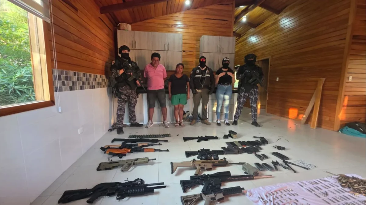 Policía realizó operativos en Jama y detuvo a dos por nexos con Los Choneros al hallar arsenal oculto.