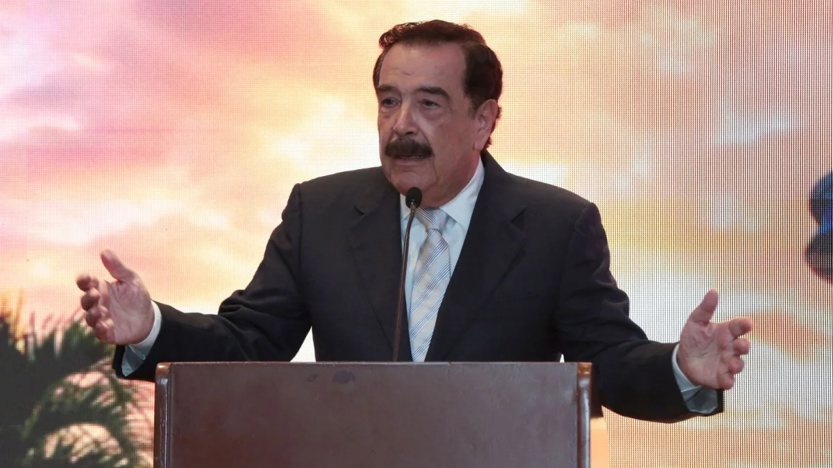 El exalcalde Jaime Nebot ofreció una conferencia en la Confradía de la Perla.