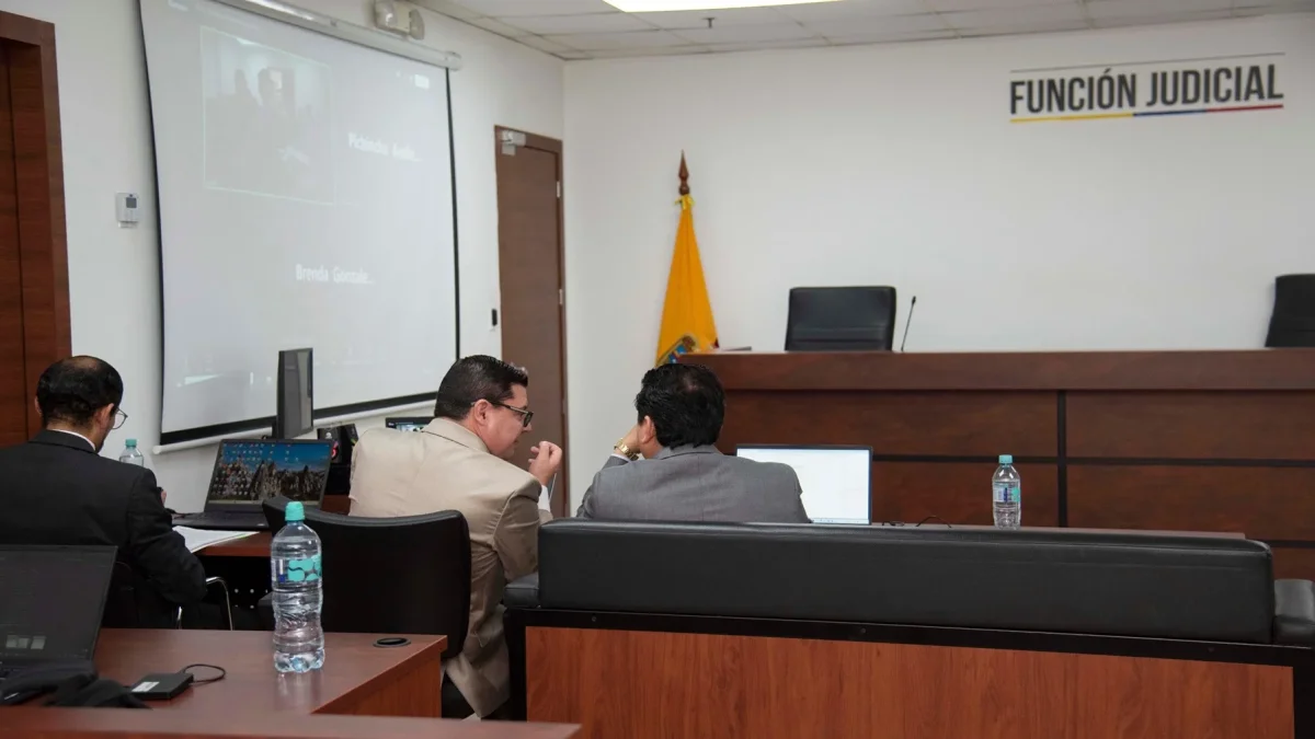 El fiscal Dennis Villavicencio (centro) solicitó que el juez dicte orden de presentaciones periódicas en una Embajada de Estados para la madre de Aquiles Álvarez, ya que ella reside en ese país.