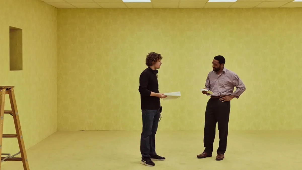 Kane Pixels (director) junto a Chiwetel Ejiofor en el set de 'Backrooms'