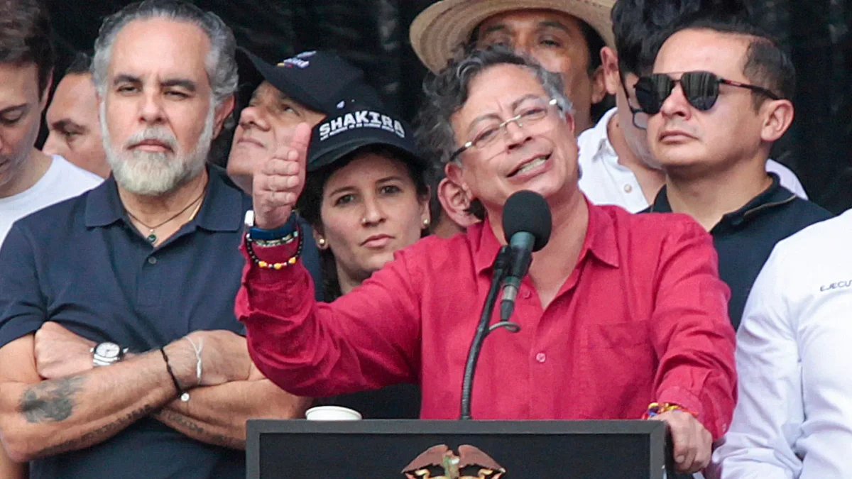 Fotografía  del 1 de mayo de 2026 que muestra al presidente de Colombia, Gustavo Petro (c), pronunciando un discurso en Medellín (Colombia)