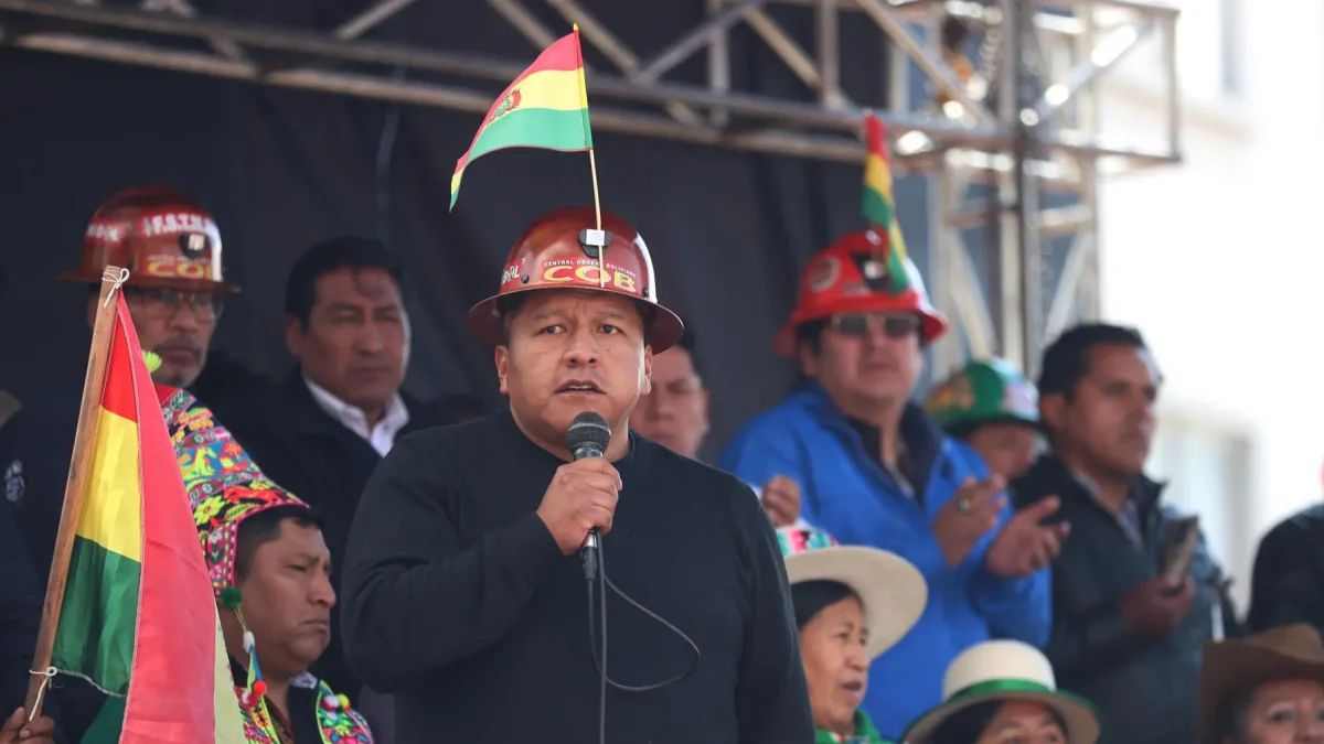 El máximo dirigente de la Central Obrera de Bolivia (COB), Mario Argollo (4-i), durante un acto público por el Día Internacional del Trabajo, en El Alto (Bolivia).