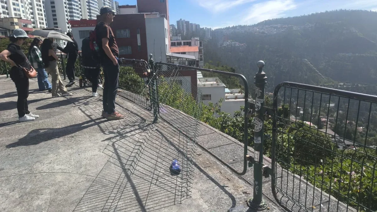 Mirador de Guápulo en Quito es intervenido y retiran candados simbólicos de amor
