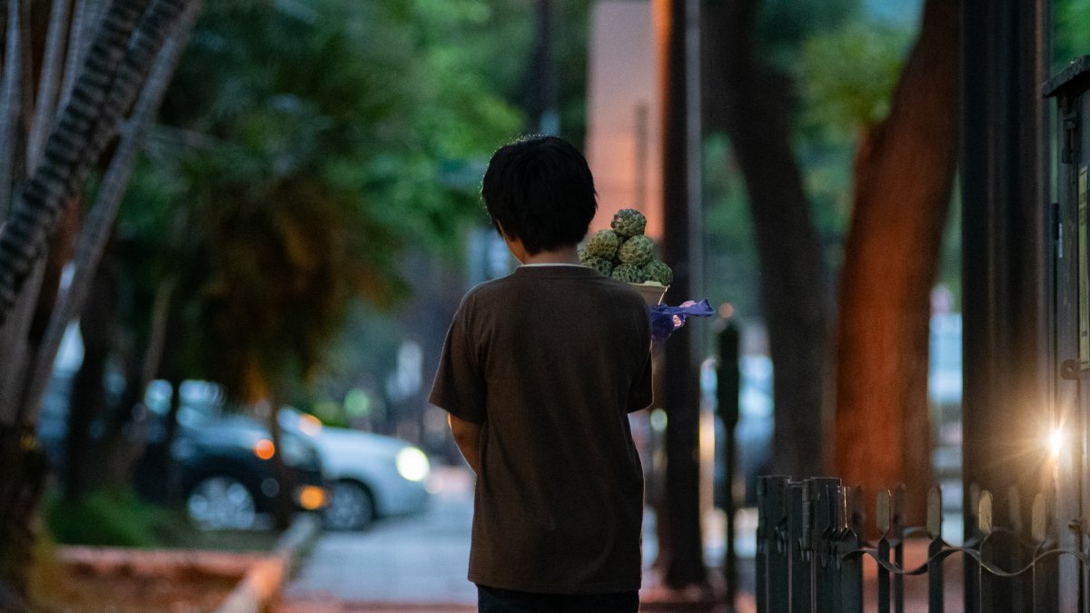 Algunos niños trabajan por 