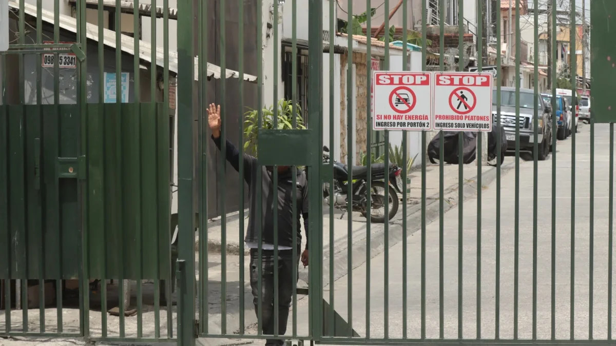 Los vecinos optan por encerrarse en Guayacanes ante el auge de la inseguridad.