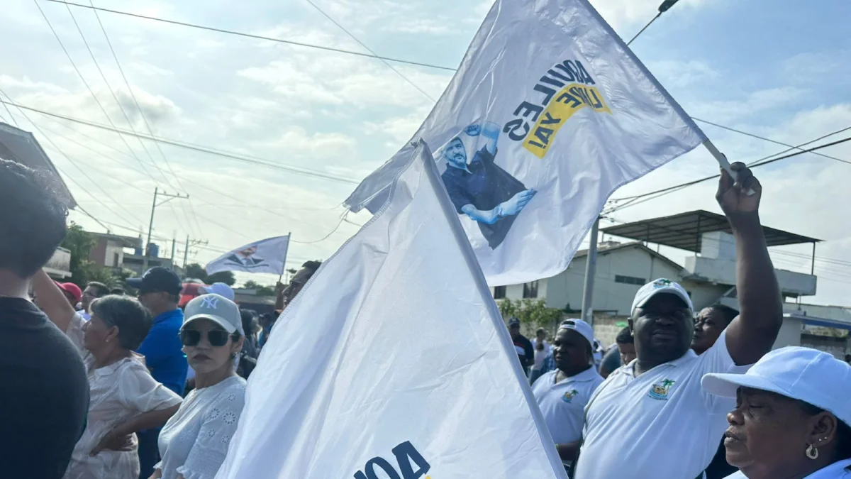 Los simpatizantes de Aquiles Álvarez se movilizaron en buses hacia Santa Elena.