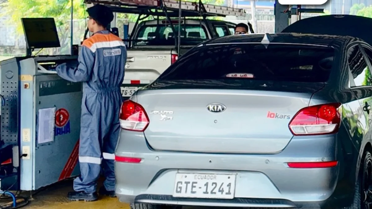 Vehículos acuden a los centros de revisión técnica vehicular en Guayaquil para cumplir con el proceso obligatorio de matriculación.