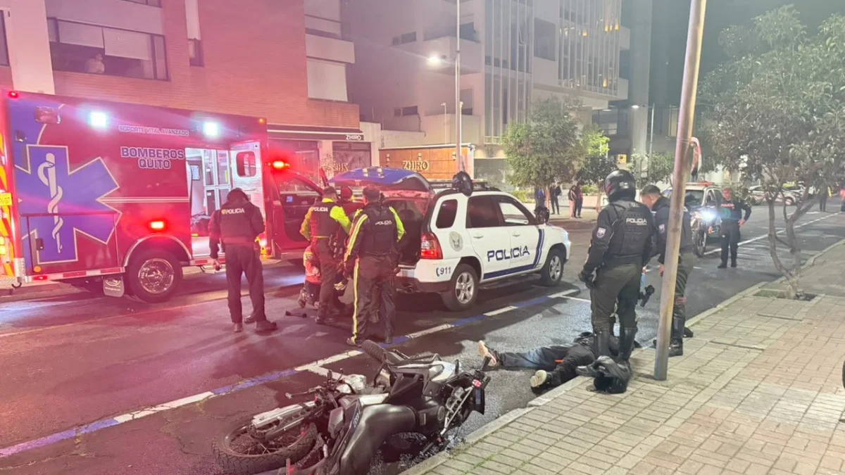 El cuerpo del presunto delincuente quedó qsobre la vía, en el sector de Iñaquito.