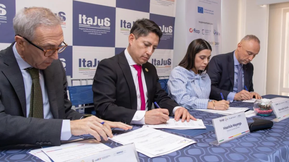 La presidenta del Consejo de la Judicatura, Mercedes Caicedo, y el director del SNAI, Mauricio Mayorga, así como el embajador italiano Giovanni Davoli, suscribieron el acuerdo.