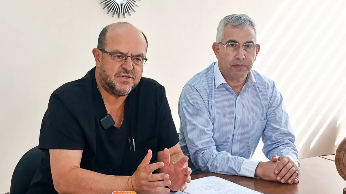 Santiago Carrasco, presidente de la Federación Médica Ecuatoriana, señaló que la prioridad debe ser garantizar el abastecimiento de medicamentos y fortalecer la atención sanitaria en el país.