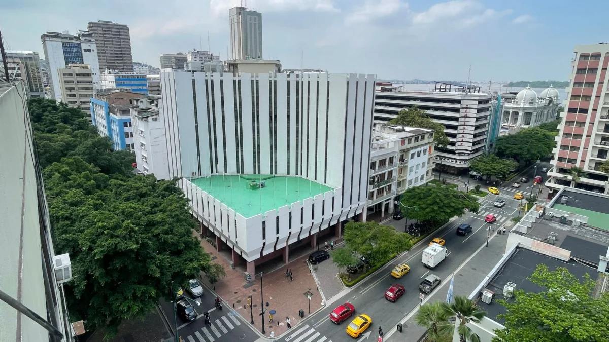 Además de la ubicación privilegiada, en el centro, el edificio tiene una arquitectura del estilo MiMo (Miami Modern) que utilizó el estadounidense Morris Lapidus.