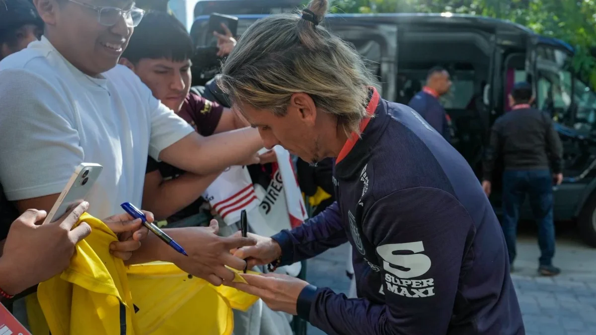 Sebastián Beccacece firmando autógrafos.