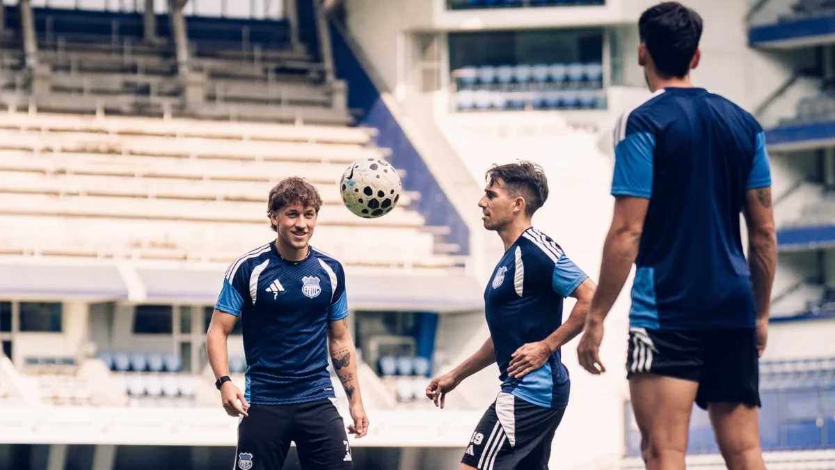 Jugadores de Emelec entrenan en el estadio George Capwell.