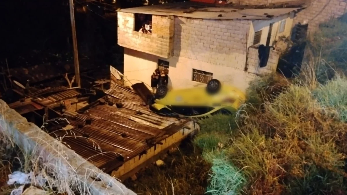 Vehículo cayó por una pendiente y se impactó contra una vivienda, en Quito