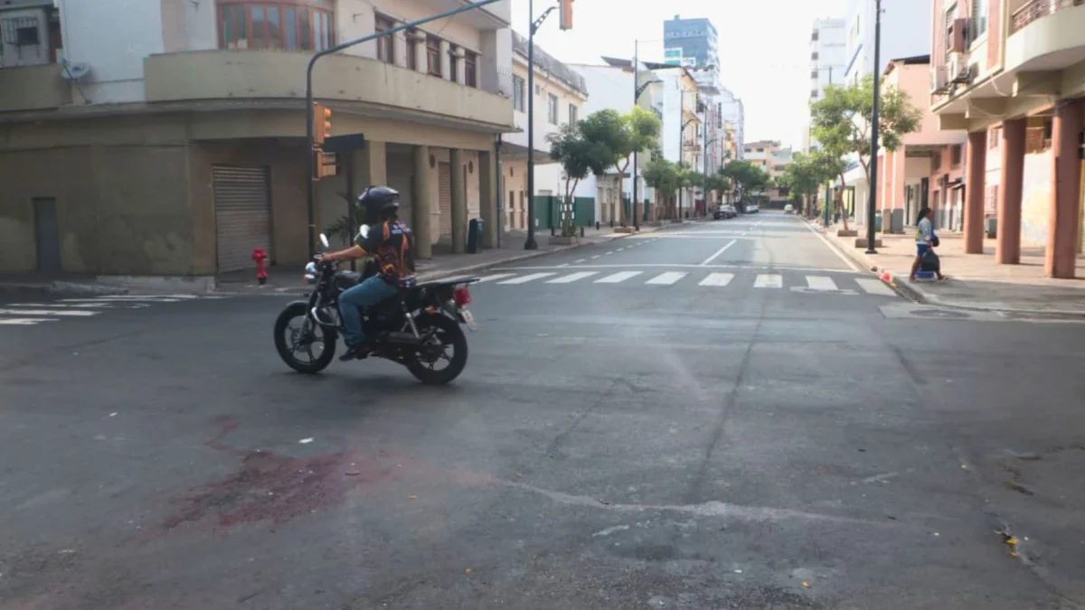 La calzada quedó manchada de sangre por el sicariato del hombre que se movilizaba en motocicleta por el centro de Guayaquil.