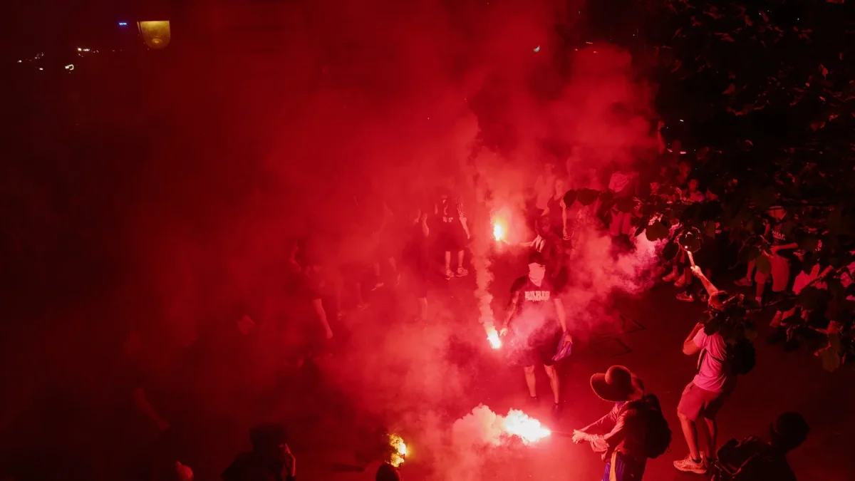 Los aficionados del PSG festejan el conquista de la Liga de Campeones en el Parque de los Príncipes en París.