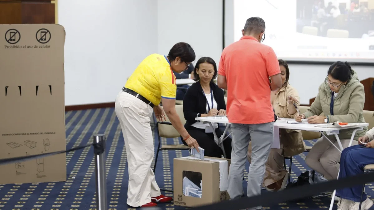 Ciudadanos colombianos acuden a las mesas de votación instaladas en Quito.