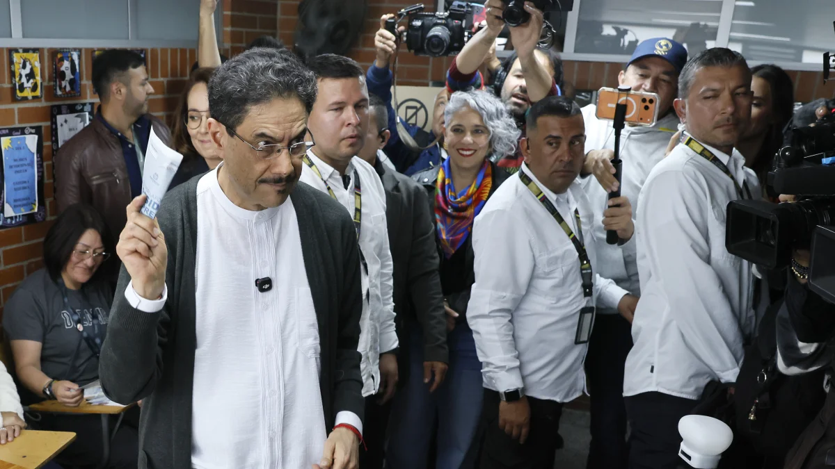 Iván Cepeda vota en Bogotá confiado en ganar la Presidencia de Colombia en primera vuelta
