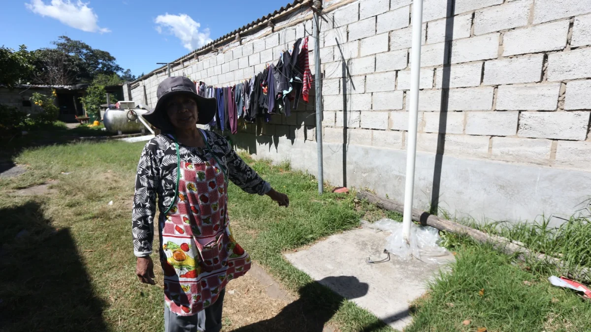 Las familias de Tola Chica 3 dependen de pozos sépticos ante la ausencia de alcantarillado, una necesidad histórica y aun pendiente.