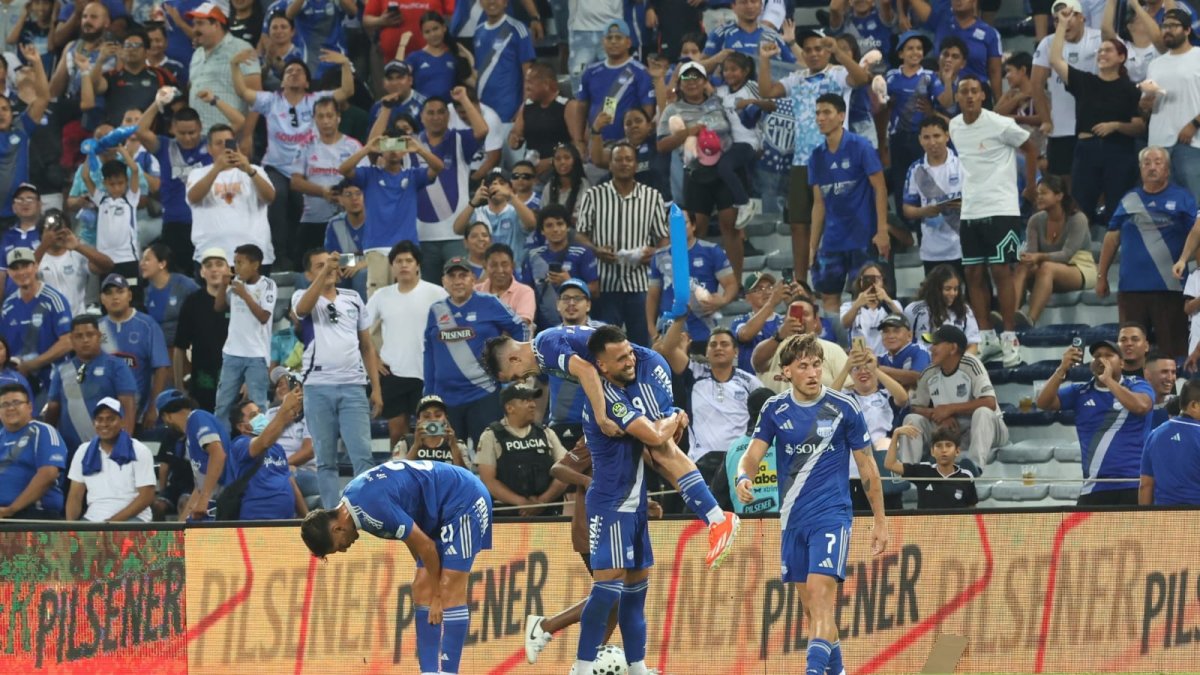 Juan Pablo Ruiz Gómez (c) fue felicitado por sus compañeros tras marcar el gol de la victoria sobre Universidad Católica.