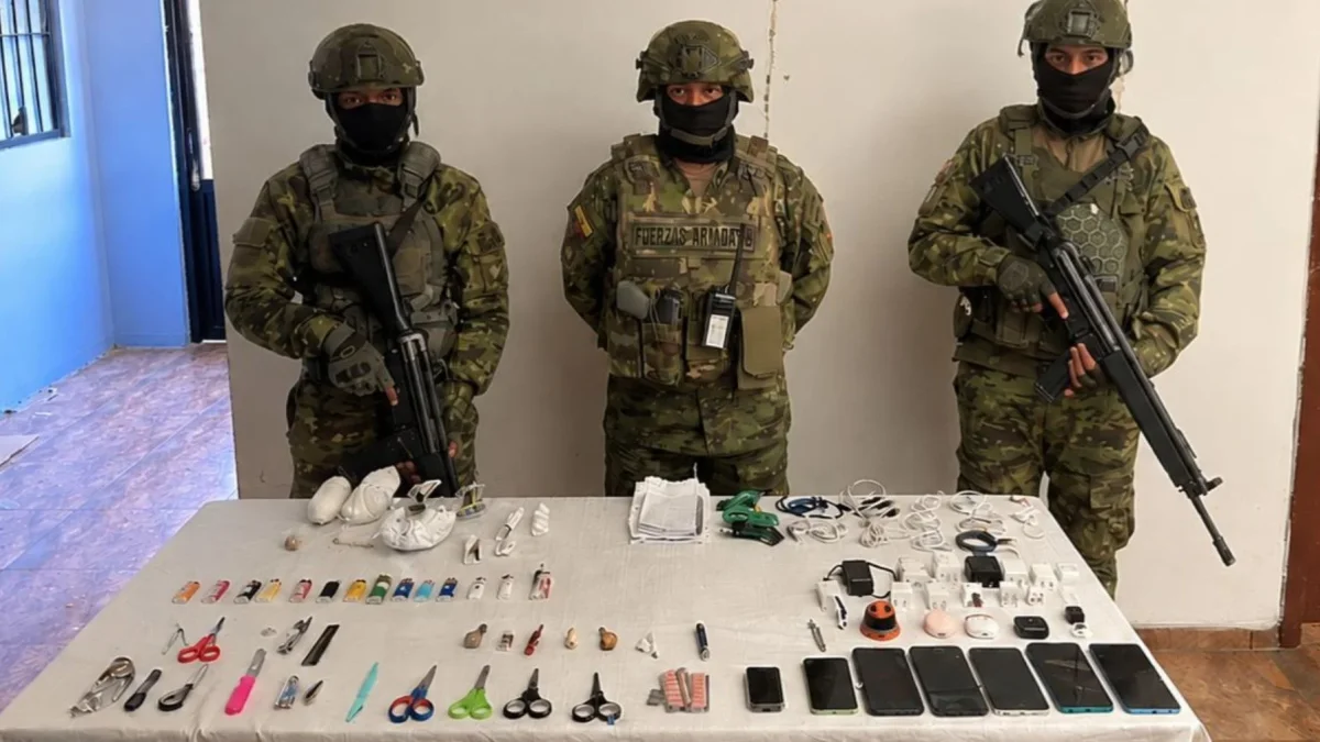Hallan libreta con cuentas bancarias, droga y armas en cárceles de Chimborazo