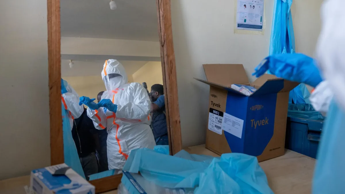 Personal lleva equipo de protección personal en un edificio diseñado para el tratamiento de pacientes con el virus del Ébola en República Democrática del Congo, 31 de mayo de 2026.