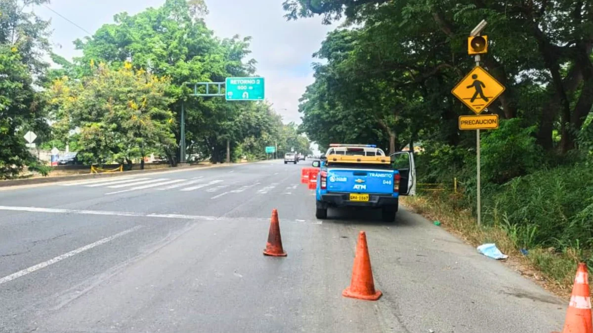En el kilómetro 14,5 de vía a la costa se instalan los semáforos para el cruce a nivel de calzada.