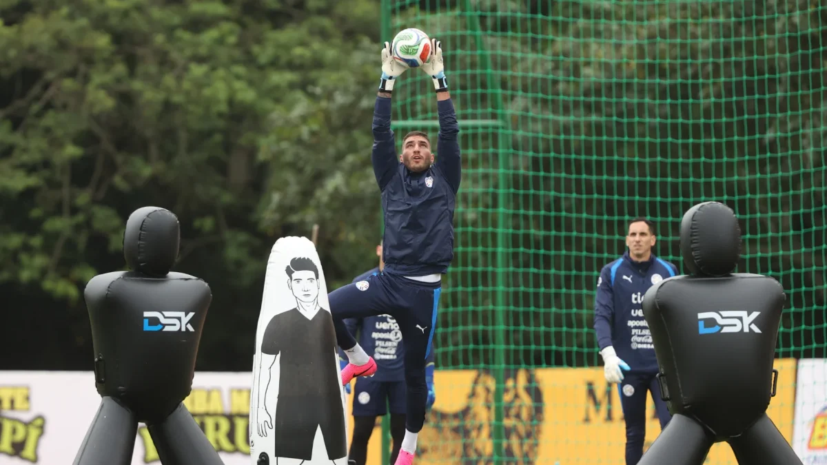 Gastón Olveira participa durante un entrenamiento de la selección paraguaya de fútbol en el Centro de Alto Rendimiento este sábado, en Ypané.
