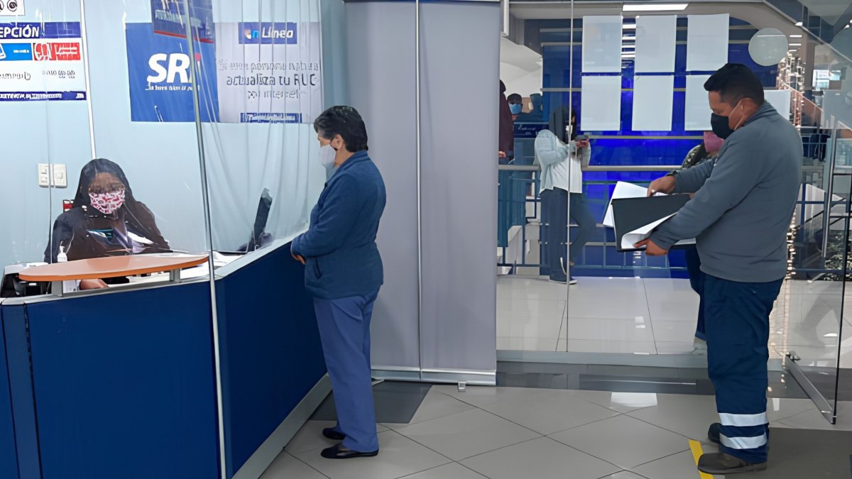 Contribuyentes realizan trámites en una oficina del Servicio de Rentas Internas en Ecuador.