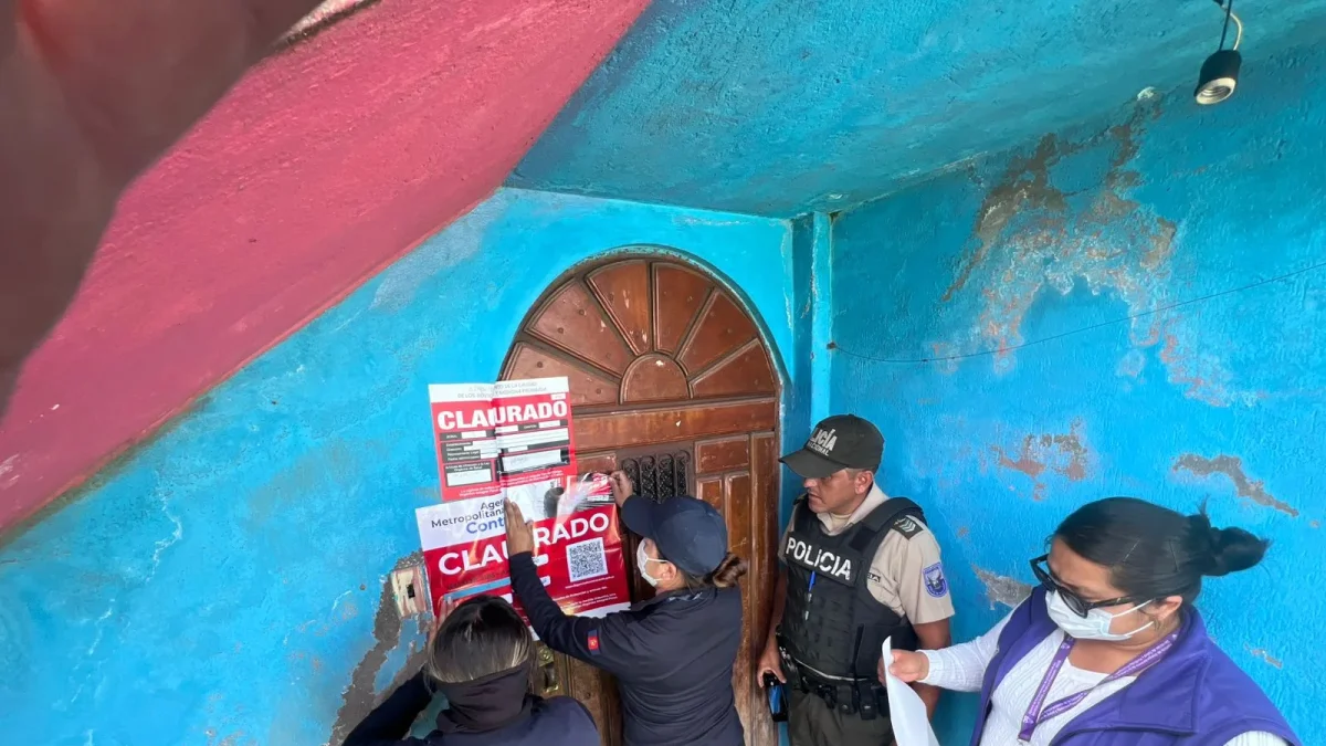 La AMC clausuró dos centros clandestinos de rehabilitación en el sur de Quito tras detectar hacinamiento, condiciones insalubres y presuntas vulneraciones de derechos.