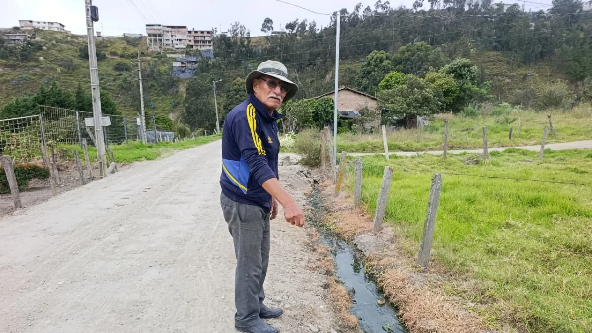 Contaminación. A lo argo del vecindario y durante todo el año se observa agua empozada en las vías, muchas veces verde y con mal olor.