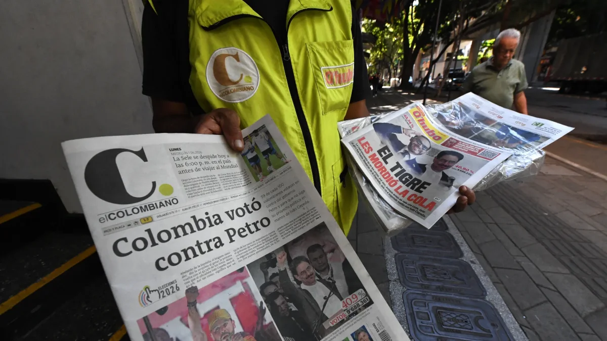 Medellín. Un hombre ofrece un periódico con el titular “Colombia votó en contra de Petro”, un día después de las elecciones presidenciales que se desarrollaron este domingo.