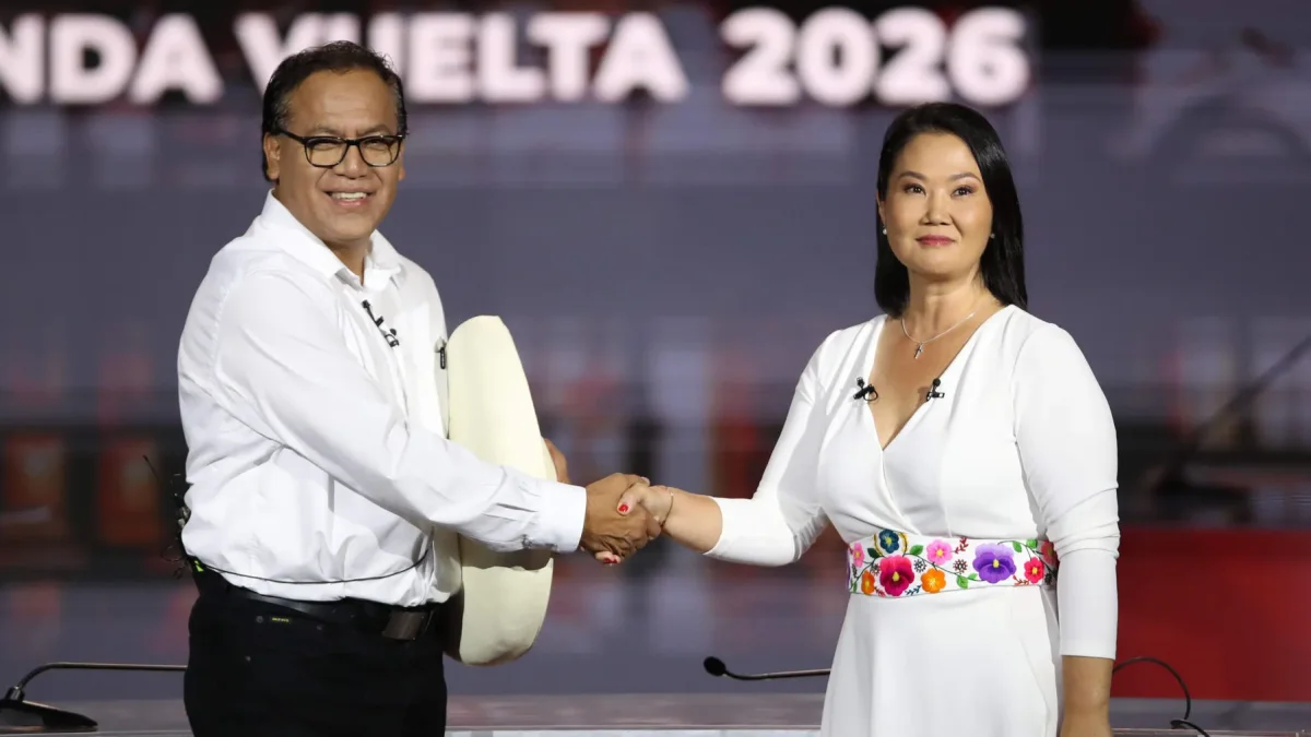 a candidata derechista Keiko Fujimori (d) y el candidato izquierdista Roberto Sánchez posan durante un debate presidencial este domingo, en Lima (Perú).