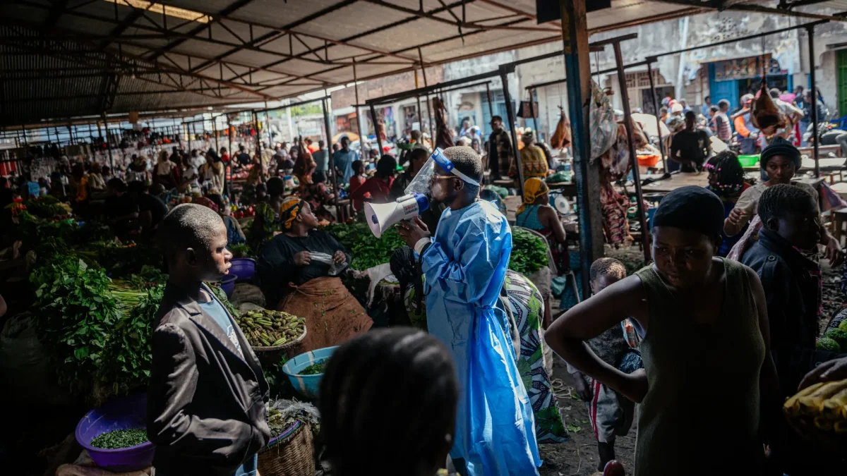 Irenge Biringanine Prince, líder de la comunidad U Report Goma, continúan las actividades de concientización en el mercado de Alanine usando megáfonos en Goma, RD del Congo.