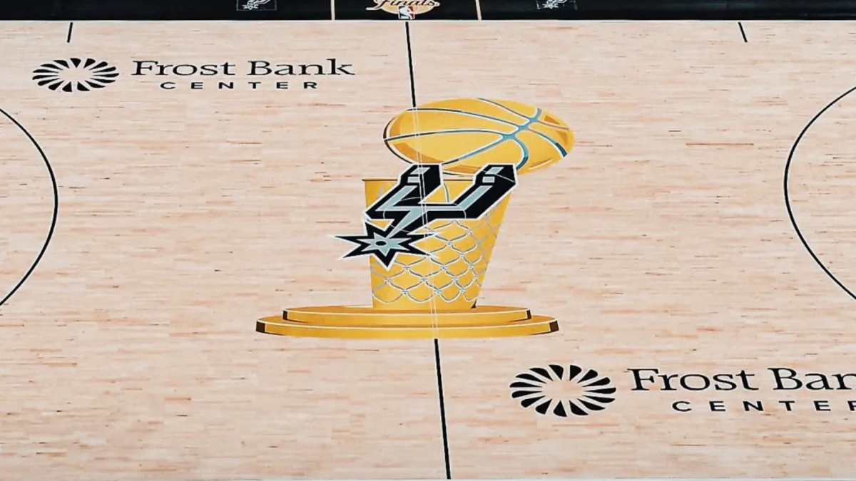 El logo del trofeo Larry O’Brien volvió a ocupar el centro de la cancha en las Finales de la NBA.