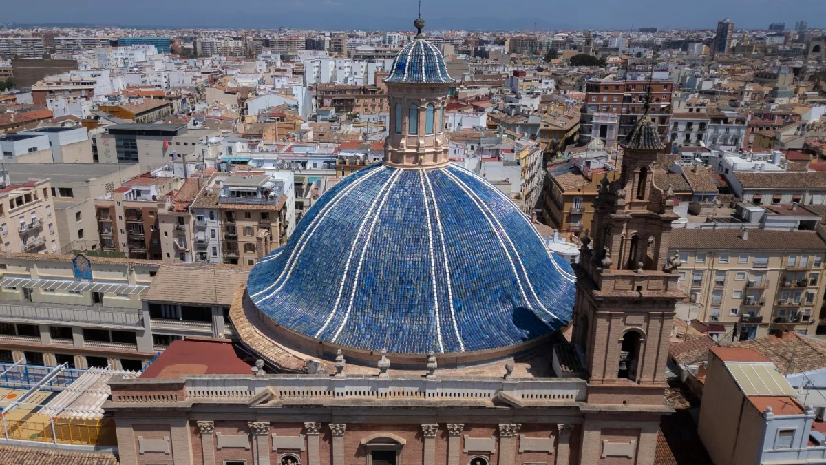 Vista general de la cúpula de la Iglesia de las Escuelas Pías, galardonada en los Premios Europa Nostra, tras una compleja intervención con más de 35.000 tejas.
