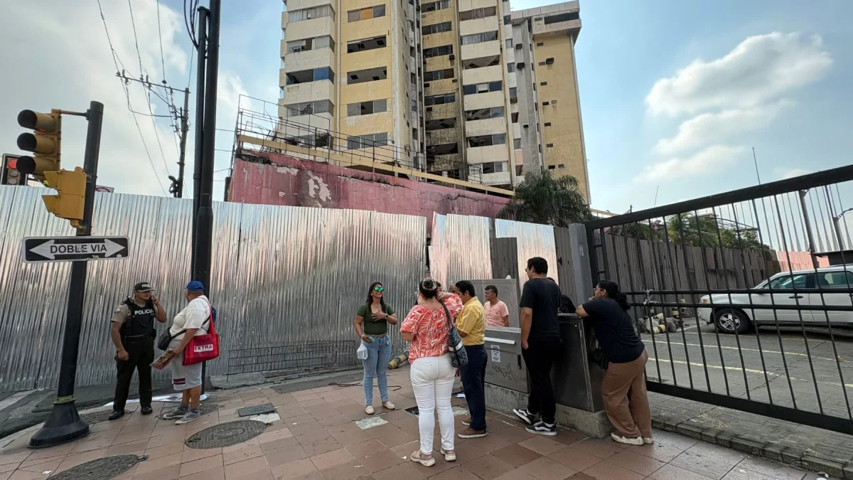 Comerciantes y residentes de la zona del Multicomercio insisten a las autoridades para que se agilite el proceso de demolición del edificio.