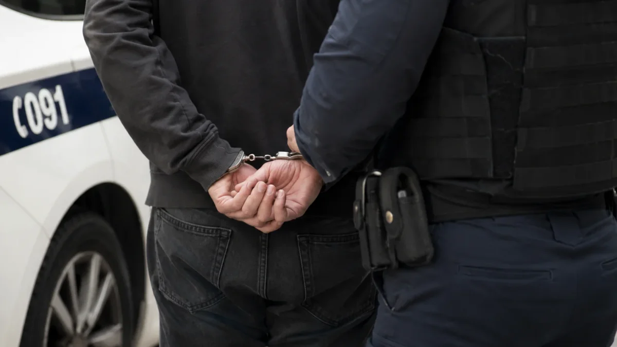 Policía Nacional detuvo en Quito a un tramitador que amenazó con arma blanca a un funcionario del Registro Civil.