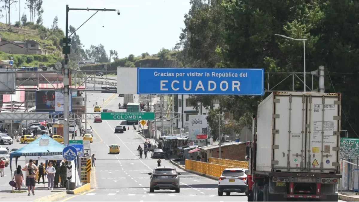 Camiones cruzan el puente de Rumichaca el 1 de junio, primer día sin tasa de seguridad, aunque el comercio bilateral aún tiene frentes sin resolver.