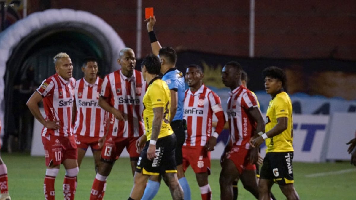Barcelona no aprovecho la superioridad númerica ante Técnico Universitario que le ganó 1-0.