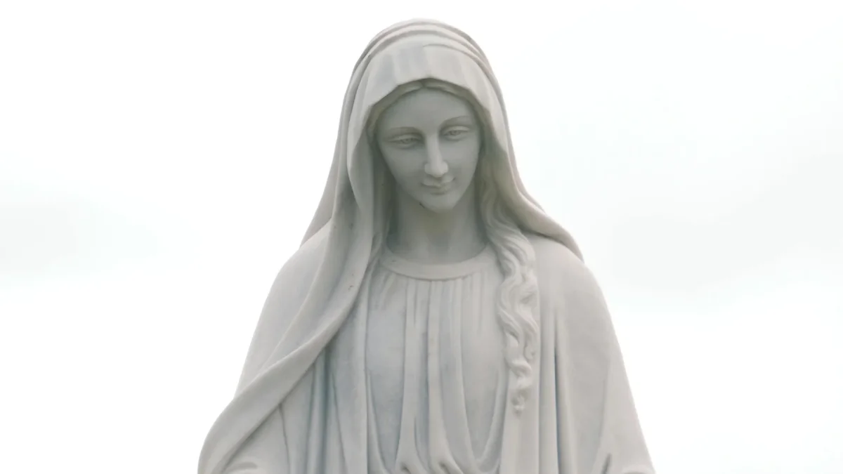 El evento cerró con los asistentes cantando a la Virgen María mientras sostenían velas encendidas.
