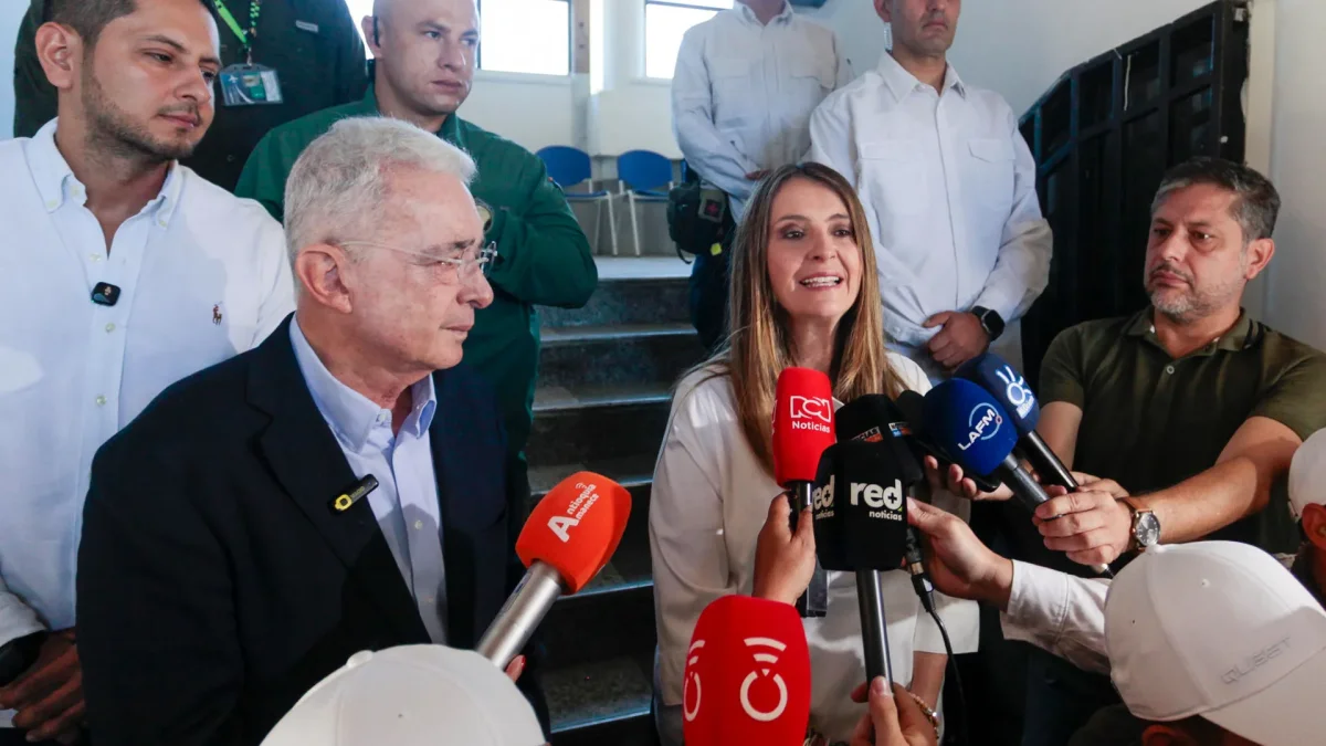 La candidata presidencial Paloma Valencia (c), acompañada del exmandatario Álvaro Uribe (i), habla a la prensa este domingo en Rionegro (Colombia).