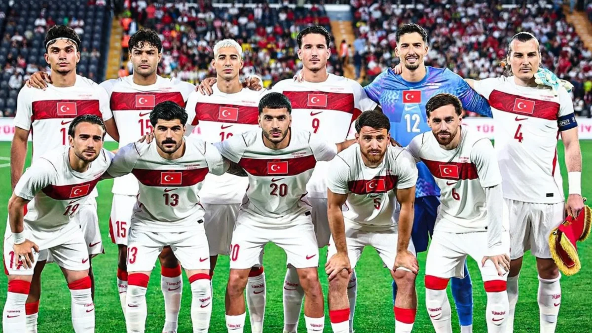 Selección de Turquía posa para la fotografía oficial antes de su regreso a una Copa del Mundo, tras 24 años de ausencia del torneo.