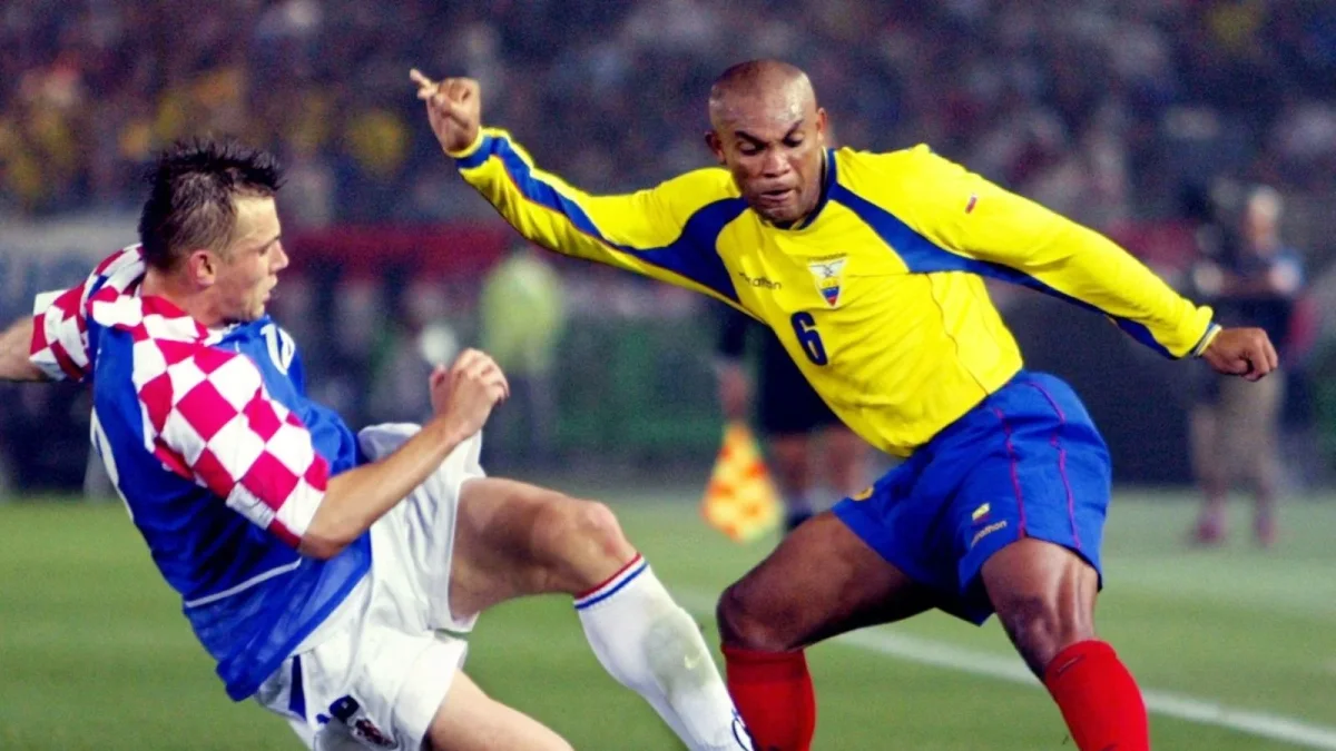Raúl Guerrón (d) en el Mundial de Corea-Japón con la selección de Ecuador ante Croacia.