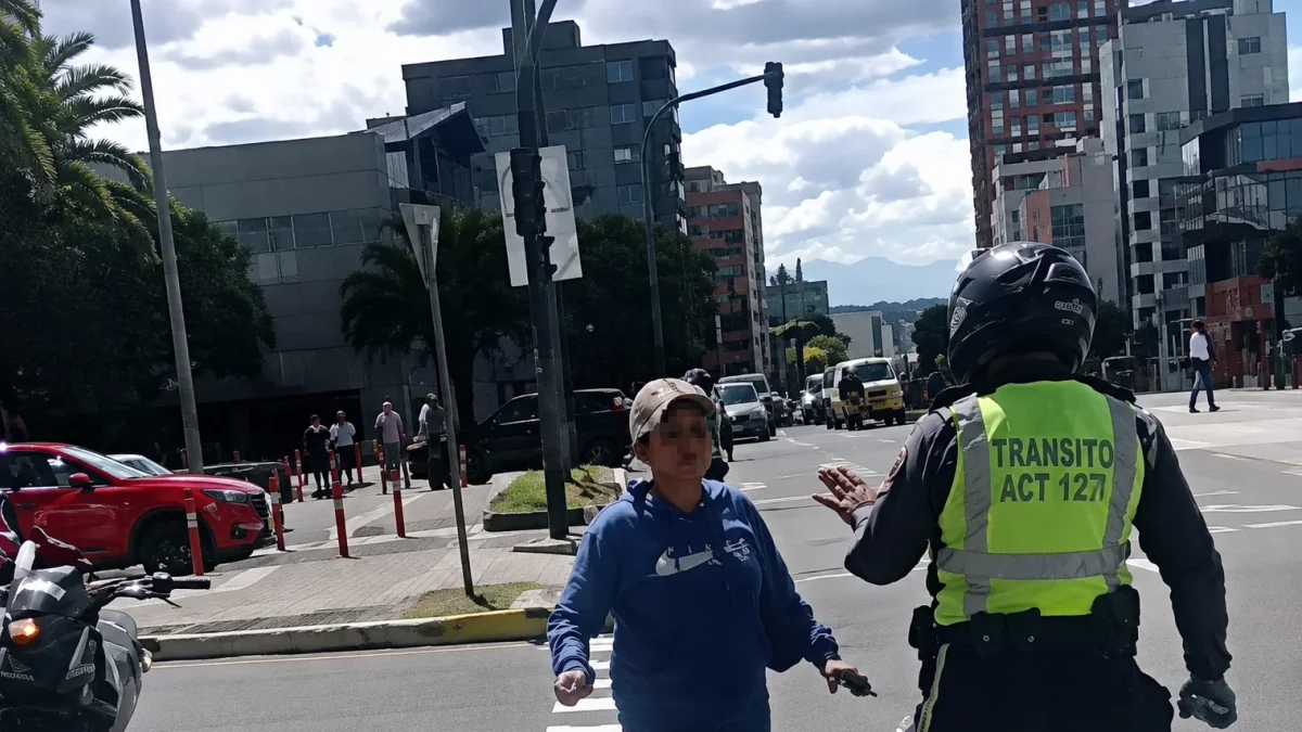 Una mujer increpó e intentó agredir a un agente de la AMT durante un operativo de control vial en el norte de Quito.