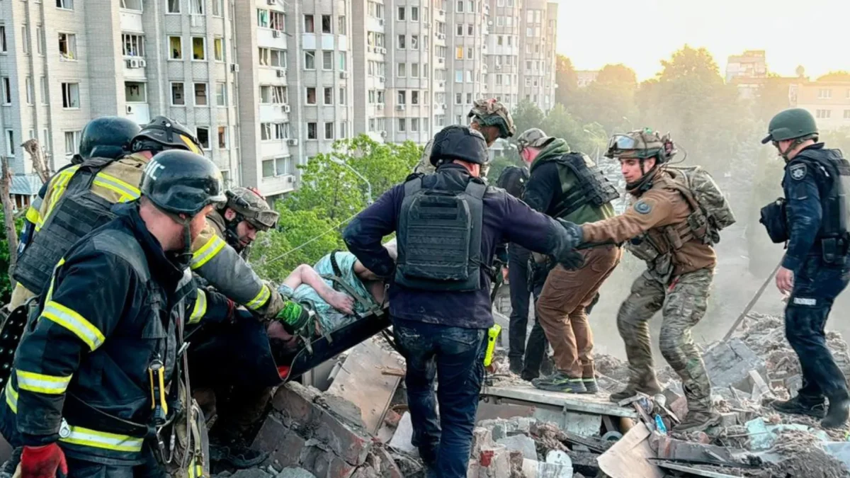 El número de muertos asciende a al menos 13, incluido un niño, tras actualizar este martes las autoridades ucranianas la cifra de fallecidos en Dnipró.