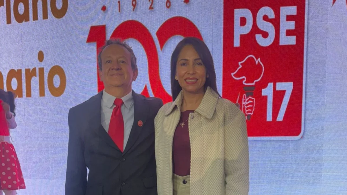 Gustavo Vallejo, presidente del Partido Socialista, junto a la dirigente de la Revolución Ciudadana, Luisa González.